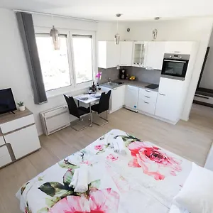 studio-apartman-moonlight.hotelinzadar.com/